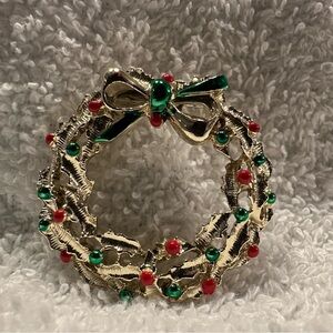 VINTAGE GERRY’S CHRISTMAS WREATH‎ BROOCH Pin Gold Tone Red Green Bow Signed